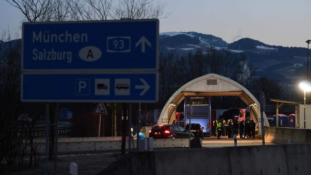 Deutsche Polizisten kontrollieren im bayerischen  Kiefersfelden  Reisende aus Tirol 