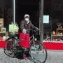 Per Fahrrad werden Osterhasen und Osterdeko zugestellt