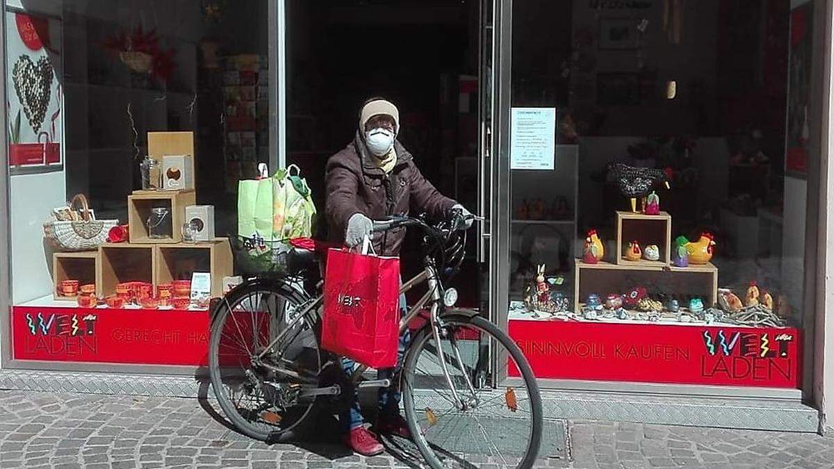 Per Fahrrad werden Osterhasen und Osterdeko zugestellt