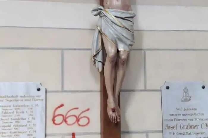 ... und dies mit dem Wort Satan, umgedrehten Kreuzen, und symbolischen Zahlen. 