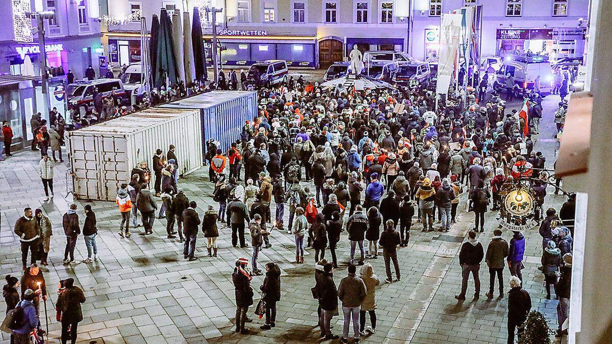 250 Frauen, Männer und Kinder kamen auf den Leobener Hauptplatz, um an einer Coronademo teilzunehmen