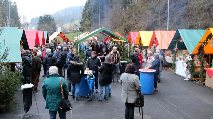 Am siebten Piberegger Adventmarkt präsentierten Hobby-Künstler ihre Kunstwerke.