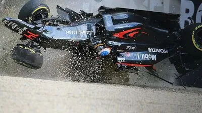 Alonso flog ins Kiesbett