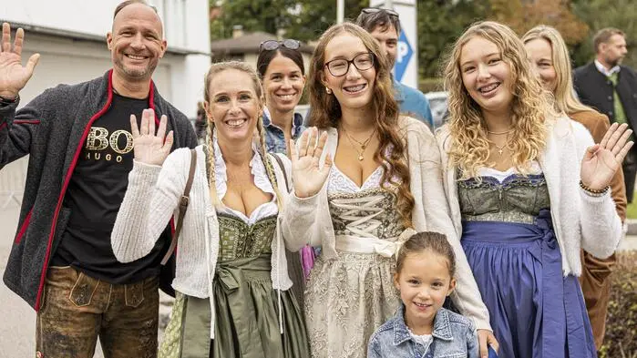 Tausende säumten die Straßen beim großen Eröffnungsumzug.