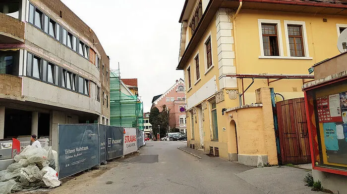 In diesem Bereich finden die Grab- und Verlegungsarbeiten für den Fernwärmeanschluss statt