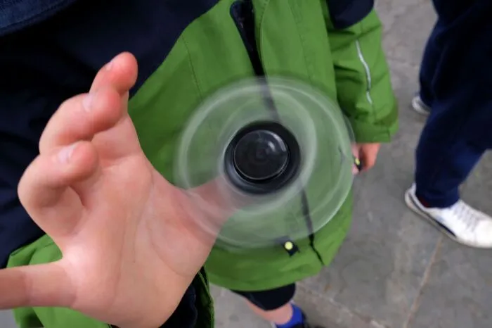 Immer mehr Kinder sind mit einem drehenden Kreisel am Finger unterwegs.