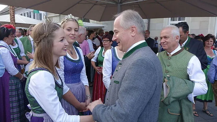 Weinkönigin Johanna II. mit Landesrat Hans Seitinger