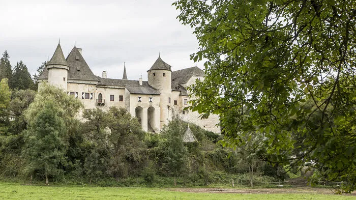 Schloss Frauenstein nördlich von St. Veit wurde auf einer Felskuppe errichtet und hatte einst einen Wassergraben.