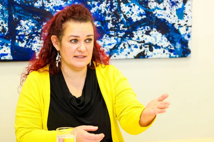 Claudia Schönbacher (FPÖ): Die FPÖ steht für „eine Gleichberechtigung aller Verkehrsteilnehmer“, sagt Stadträtin Claudia Schönbacher. Was die Koalition unter Verkehrswende versteht, sei „eine reine autofahrerfeindliche Politik.“ Wasdie KoalitionVerkehrswende nennt, nennt Schönbacher „Schikanen von Autofahrern, die umgehend gestopptwerden müssen“.Ihre Idee: Die Öffis ausbauen, dann würden die Menschen automatischumsteigen – „ohne Verbote des Individualverkehrs“.Die FPÖ sieht in den Koalitionsplänen einen „Anschlag auf die Grazer Wirtschaft und den Tourismus“.