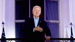 US President Joe Biden arrives to view the Independence Day fireworks display over the National Mall from the Truman Balcony of the White House in Washington, DC on Thursday, July 4, 2024. PUBLICATIONxINxGERxSUIxAUTxHUNxONLY WAX20240704206 TierneyxL.xCross
