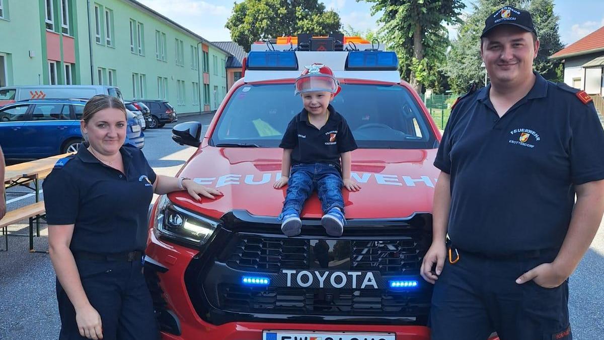 Christina Urban und Lukas Schlager von der FF Krottendorf holten Daniel vom Spital ab