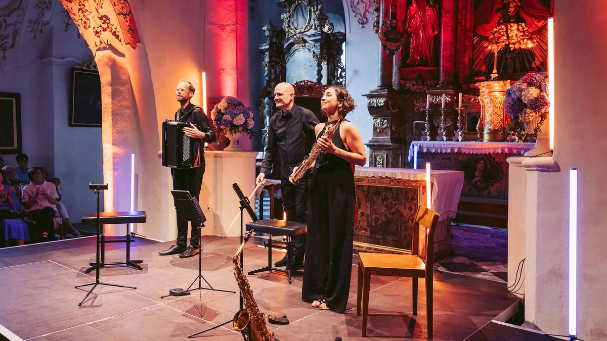 Andreas Borregaard (Akkordeon), Eckart Runge (Violoncello) und Asya Fateyeva (Saxophon)