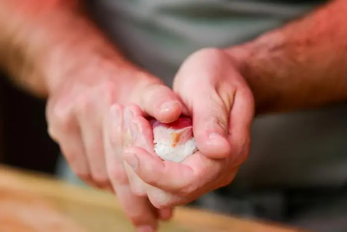 Beim Formen der Sushi-Nigiri gilt: leichter Druck.