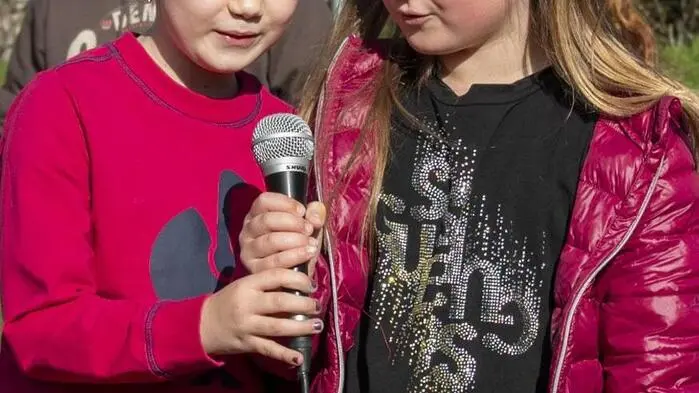 Ein besonderes Highlight des Abends war der Auftritt des Kindergartens Weitensfeld, unter der Leitung von Tanja Dörflinger. Die kleinen Künstlerinnen und Künstler begeisterten das Publikum mit liebevoll einstudierten Liedern und wurden dafür mit kräftigem Applaus belohnt.