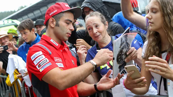 Autogramme und Selfies mit den Stars - das gibt's nur beim Pit Lane Walk.