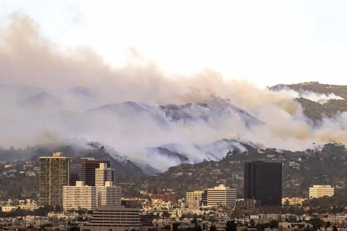 Die Flammen breiteten sich vom Stadtteil Pacific Palisades weiter nach Osten und Norden aus, unter anderem in Richtung des dicht besiedelten Tals San Fernando Valley.