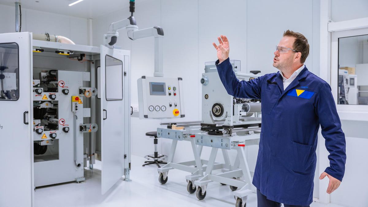 Stefan Koller, Chef der Varta Innovation, im neuen Grazer Forschungslabor für Batterien