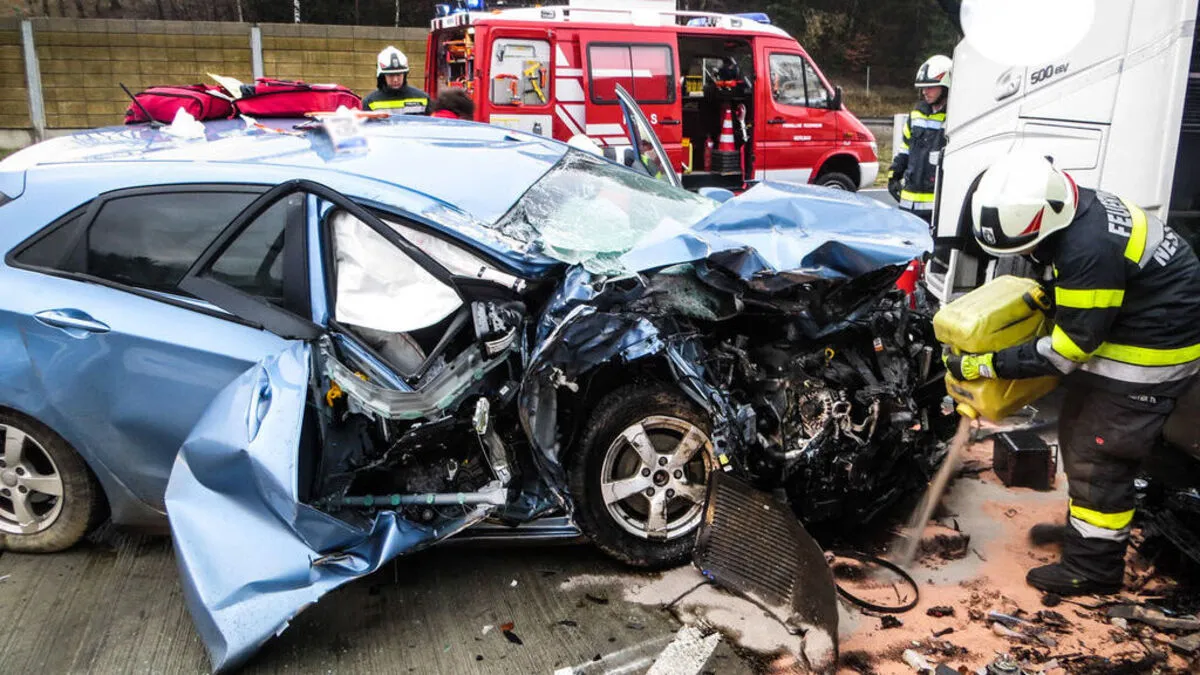 Der Verletzte wurde von Rettungkräften und Mitgliedern der Freiwilligen Feuerwehr aus dem Unfallwrack befreit