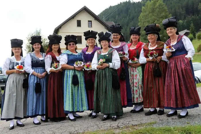 Am Foto die Bänderhut-Trachtengruppe Gnesau mit Obfrau Christina Wartpichler.