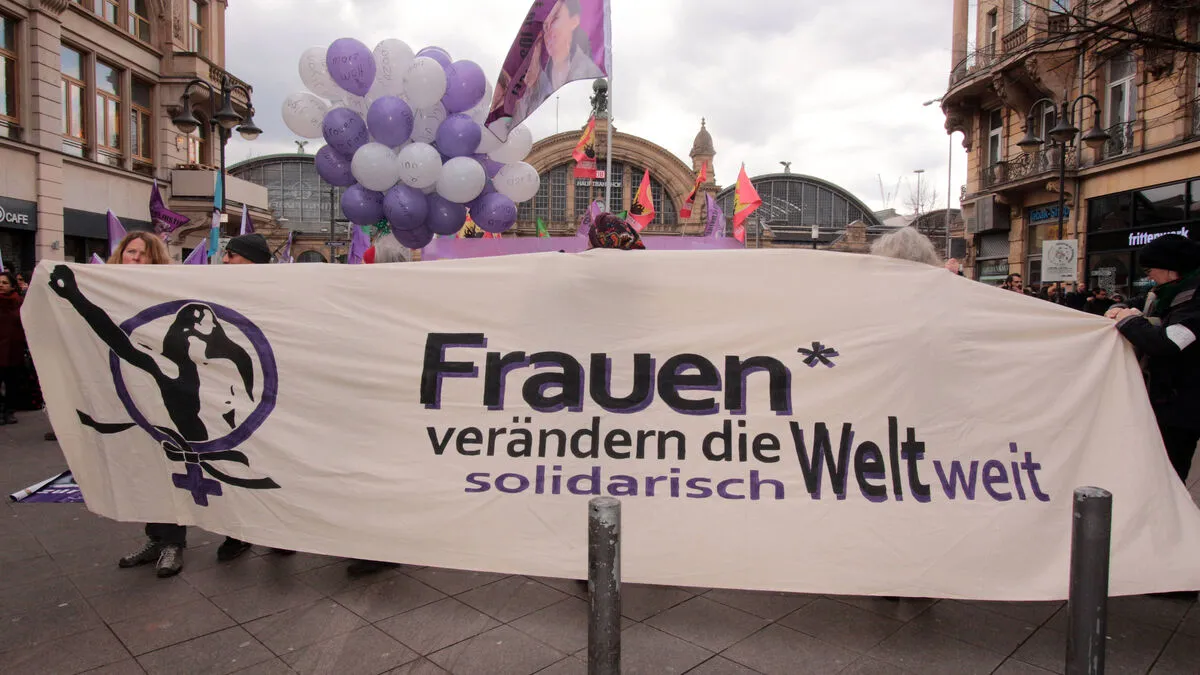 Demonstration des Afghanischen Kulturverein s anl�sslich des Weltfrauentag s am 08. M�rz in der Innenstadt von Frankfurt