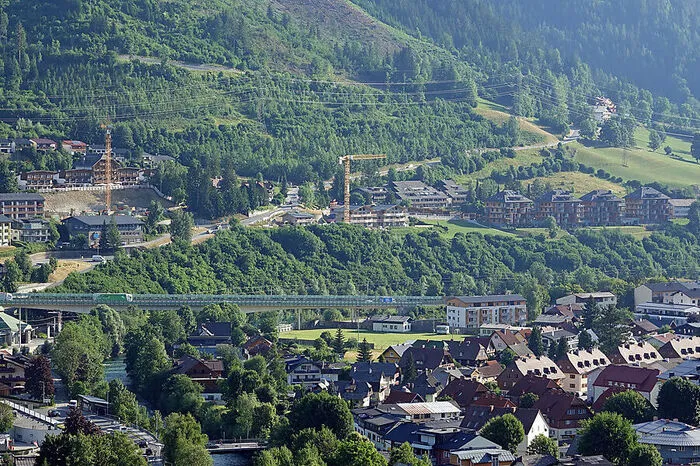 Der Landtag beschließt neue Abgaben auf Leerstand und Zweitwohnsitze, auch um den Wildwuchs an Appartments und Chalets zu bremsen. Gemacht ist das Gesetz für Orte wie Schladming. Doch dort findet sich keine politische Mehrheit für die Einhebung der Abgaben.