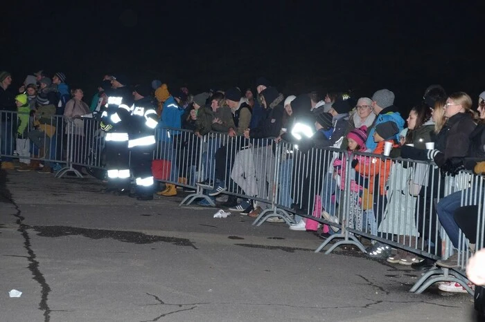 Ordnungskräfte sorgten mit Unterstützung der Feuerwehr für einen geordneten Ablauf.