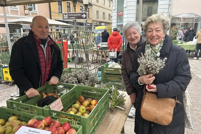 Der Markt bietet ein vielfältiges Angebot an regionalen Produkten, österlichen Spezialitäten wie Palmbuschen, Osterbrot und gefärbten Eiern sowie handgefertigten Kunstwerken.