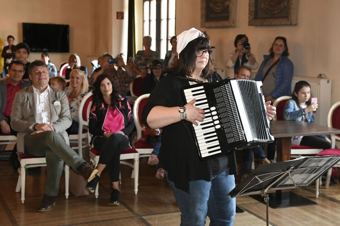 Eröffnet wurde das Fest im Ahnensaal durch den Bürgermeister, musikalisch mit dem Ensemble "Bärenstark und den Akkordeon-Spionen" unter der Leitung von Angelika Gruber.