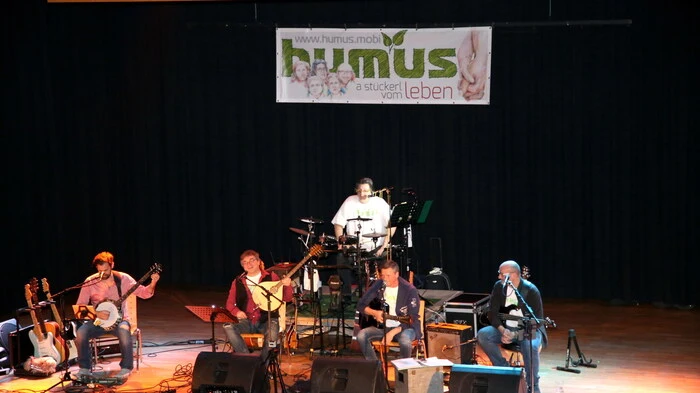 Ihren aktuellen Tonträger "a stückerl vom leben" stellte am Samstag die Gruppe „Humus“ (Kurt Seppele, Ritschi Vejnik, Freddy Zitter, Giovanni Jandl, Herbert Brandstätter -am Foto von links) in Althofen vor.
