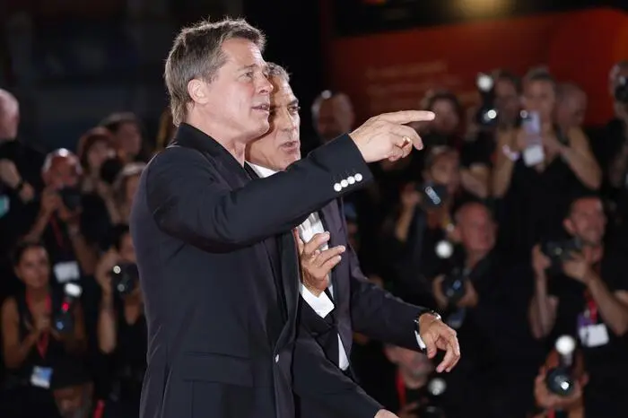 Dynamisch und verschmitzt wie einst in der „Oceans“-Filmreihe: Brad Pitt und George Clooney
