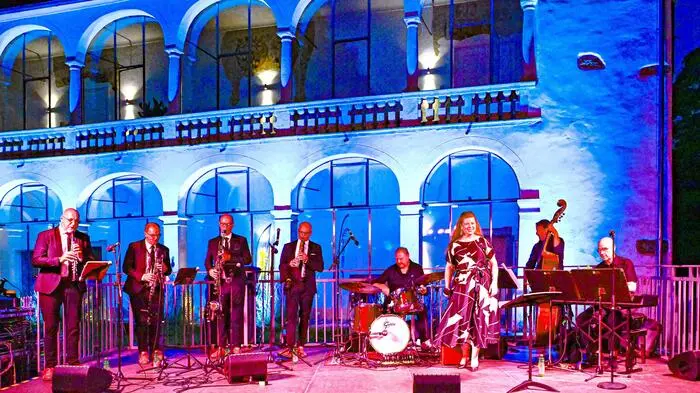 Im schönen Ambiente des Schlosshofs eröffnete die vienna clarinet connection mit Helmut Hödl, Rupert Fankhauser, Hubert Salmhofer und Wolfgang Kornberger und der bekannten Jazzsängerin Simone Kopmajer und ihrem Trio Paul Urbanek (Klavier) Karl Sayer (Kontrabass) und Reinhardt Winkler (Schlagzeug) dieses traditionsreiche Festival für die Klarinette.