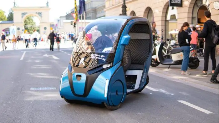 E-Hopper, ein überdachtes E-Bike | Ein E-Hopper: Das überdachte Elektro-Dreirad fährt bis zu maximal 25 km/h, gilt rechtlich als E-Bike und darf in Deutschland auf Fahrradwegen fahren.