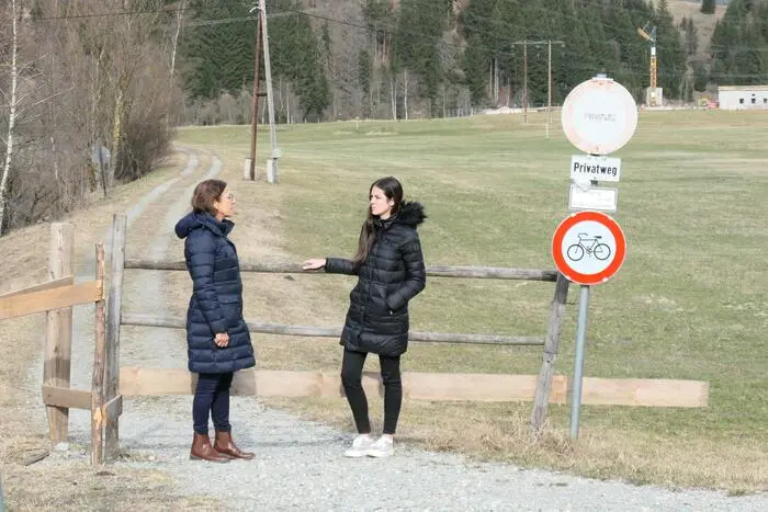 Elisabeth Trager und ihre Tochter Atina haben ihren Uferbegleitweg aus Protest gegen die Enteignung gesperrt