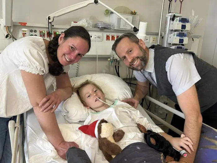 Maria und Gerhard Haagen mit ihrem Sohn Vinzenz (7), der seit November im Krankenhaus ist