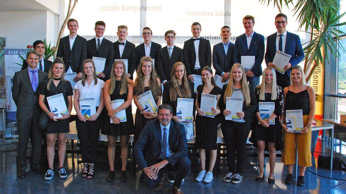 Ein Foto für die Geschichtsbücher: Die letzte Klasse der Handelsschule mit Klassenvorstand Hannes Gailer und Direktor Josef Pretis