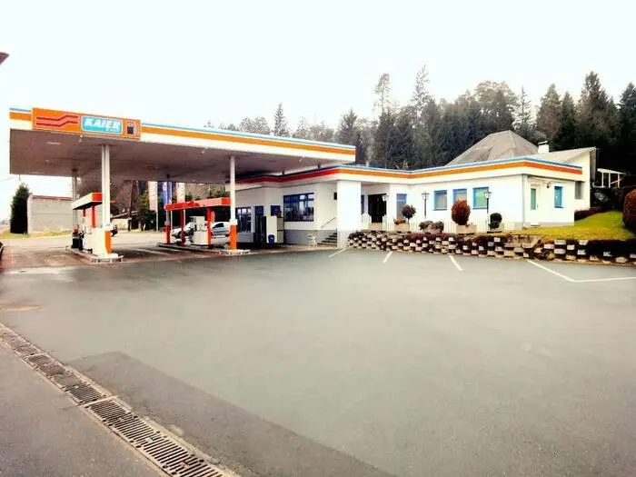 Die Tankstelle wurde in den 1970er-Jahren gekauft und wird seither als Diskont-Tankstelle geführt