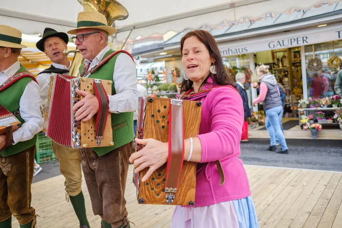 Zur Feier des Tages gab es neben Tanzeinlagen auch Musik - ohne Pauken, dafür mit Trompeten und Ziehharmonika.