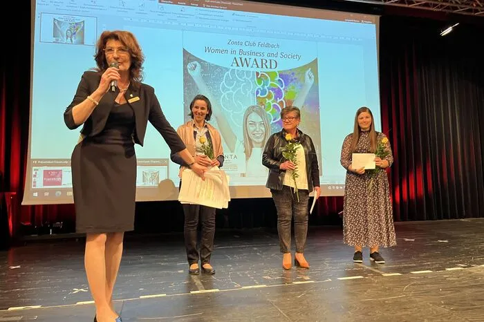 Acht Bewerbungen für den "Women in Business and Society"-Award sind bei Zonta eingelangt. Drei der Bewerberinnen (mit der Gewinnerin vier) waren vor Ort und wurden von Barbara Jantscher mit dem Zonta-Symbol, der gelben Rose, geehrt.