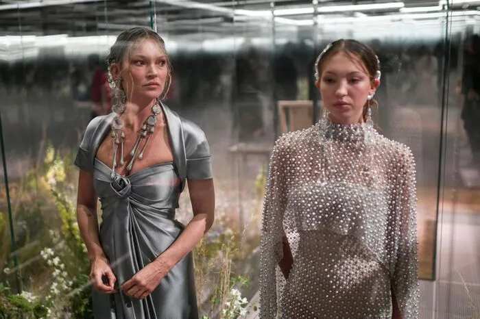 Auch für Kate Moss war es eine Premiere. Zum ersten war sie als Mutter-Tochter-Gespann mit Lila Moss (18) am Runway untwergs.