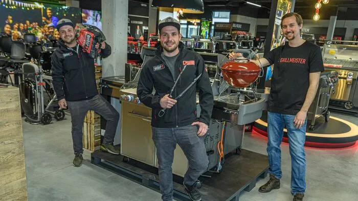 Sie schupfen den Laden: Grillmeister Patrick di Meo, Christopher Hartinger und Geschäftsführer René Peuschler. Klicken Sie sich durch ihr Grill-Reich!