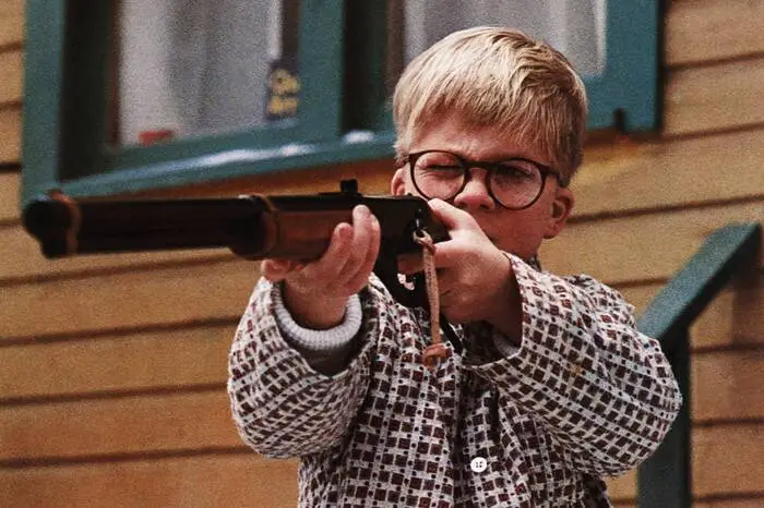 3. Dezember Fröhliche Weihnachten (1983) von Bob Clark. FSK 6Weihnachtsfeeling: 5/10 Der neunjährige Ralphie wünscht sich ein Luftgewehr. Seine Eltern finden das jedoch zu gefährlich. Auch seine Klassenlehrerin und sogar der Weihnachtsmann im Kaufhaus nehmen ihn nicht ernst. Aber Ralphie hält weiter an seinem Wunsch fest. Als er aus Frust beginnt seine Klassenkameraden zu verprügeln, scheint die erhoffte Bescherung in noch weitere Ferne zu rücken. Wo kann man den Film ansehen? Netflix: neinAmazon Prime: jaDisney Plus: nein