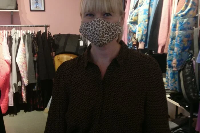 Kerstin Feiertag, Geschäft "Sestra", Graz:Ich glaube, ich werde mich nie an die Maske gewöhnen. Wir sind im Geschäft den ganzen Tag am Kunden, wir beraten und wir rennen umher. Da ist das Maskentragen nicht einfach. Wenn ich mit den Kunden rede, gibt es manchmal Verständnisprobleme. Ich trage die Maske meist fünf Stunden durch. Spätestens am Nachmittag tun mir meine Augen weh und ich bekomme Kopfweh, ich glaube, das liegt daran, dass die Sicht durch die Maske eingeschränkt ist. Aber um Himmels willen, die Maske ist ein kleines Übel. Wir tragen sie, um andere zu schützen. Es gilt ganz klar: "Safety first". Und es gibt ja auch schon so stylishe Masken, da ist das Tragen nicht ganz so schlimm.