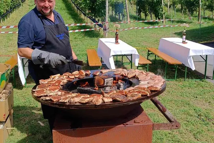 Angeboten wurden Spanferkel, Schwammerlsuppe mit Heidensterz, Pulled-Vulkanlandburger, Welsfilet, Cevapcici, ...