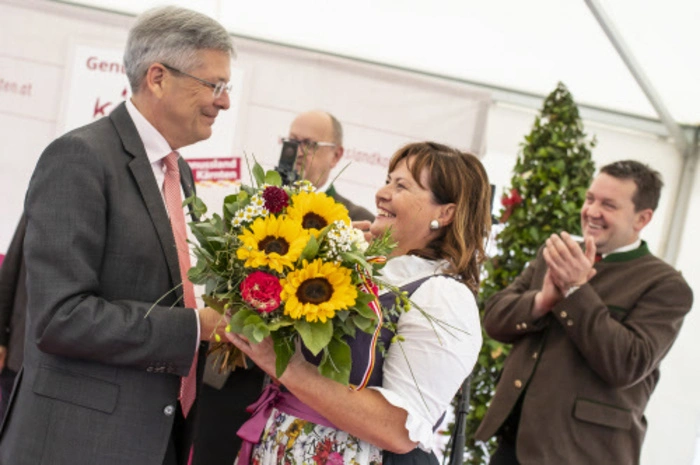 Landeshauptmann Peter Kaiser gratulierte Obfrau Wakonig zu den erfolgreichen zehn Jahren.