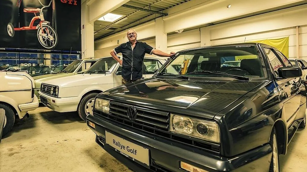 Josef Juza mit dem Rallye-Golf, eines von 114 Autos in seiner Sammlung