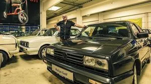 Josef Juza mit dem Rallye-Golf, eines von 114 Autos in seiner Sammlung