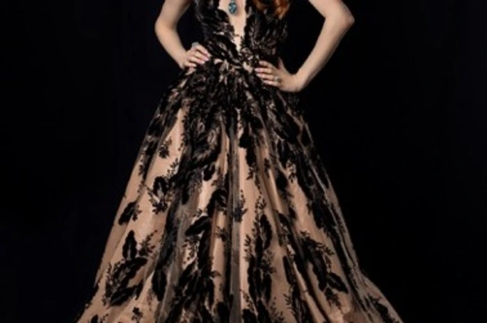 Model Barbara Meier in einer Robe von Eva Poleschinski.