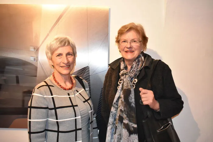 Auch die Albecker Schlossherrin Elisabeth Sickl (rechts) interessierte sich für die Vernissage.