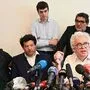 Familie und Anwalt des Toten bei einer Pressekonferenz