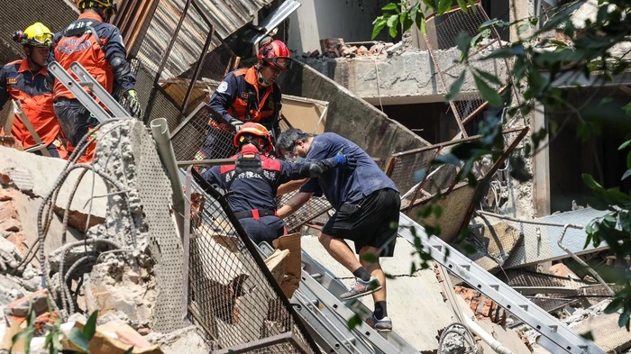 Nach dem heftigen Erdbeben vor der Ostküste Taiwans ist die Zahl der Toten auf sieben und die der Verletzten über 700 gestiegen. 